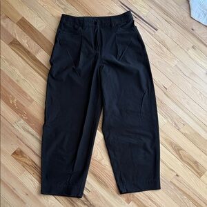 NWOT Lululemon Cropped pleated black trouser women’s size 29